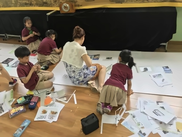 老师指导孩子搜集资料.jpg