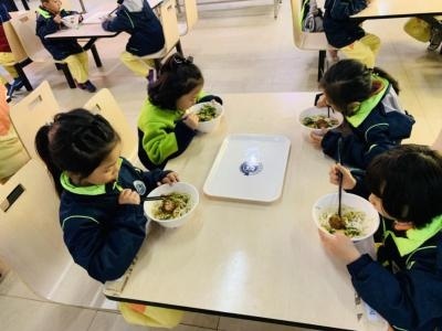 句容碧桂园学校文明就餐篇.jpg