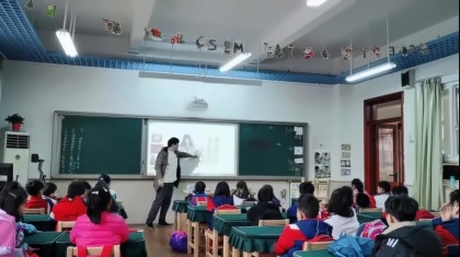 国内小学各班开展弘扬雷锋精神的主题班会.jpg