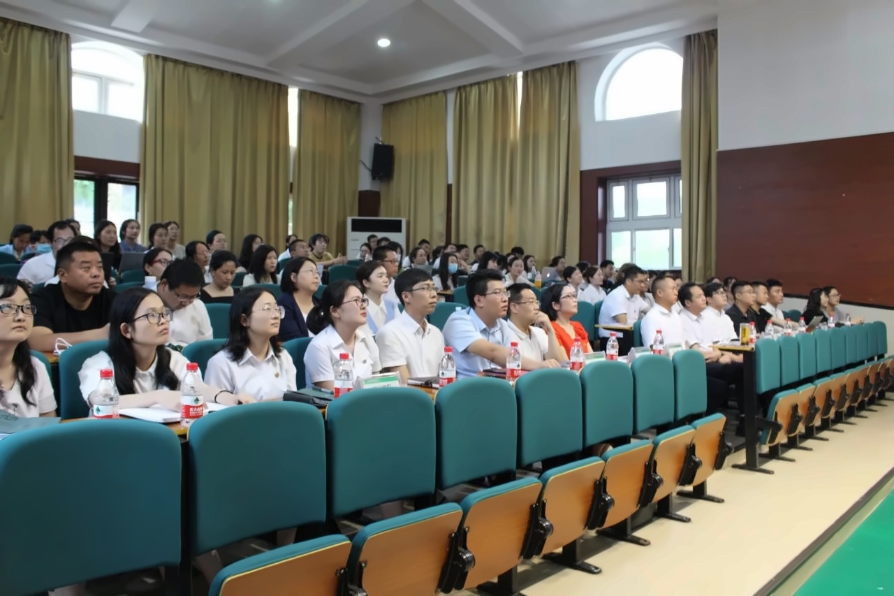 上海枫叶国际学校举行2019-2020学年末员工大会.jpg