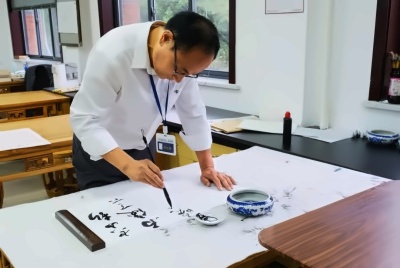 课余时间，爱好书法的邵老师泼墨挥毫.jpg