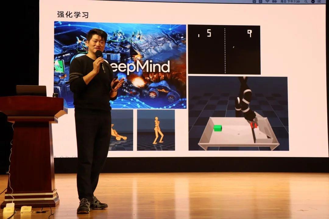 上海托马斯实验学校大咖带你揭秘机器人与人工智能.jpg