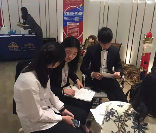 季同学和其他同学交流.jpg