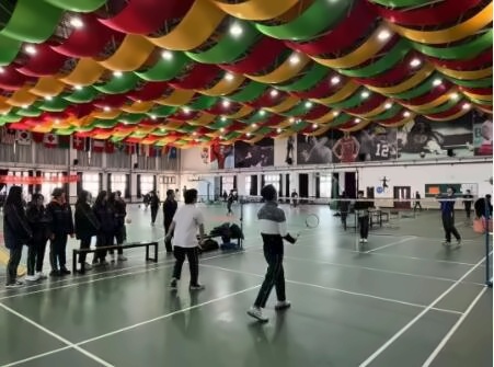 上海金山区枫叶学校羽毛球社.jpg