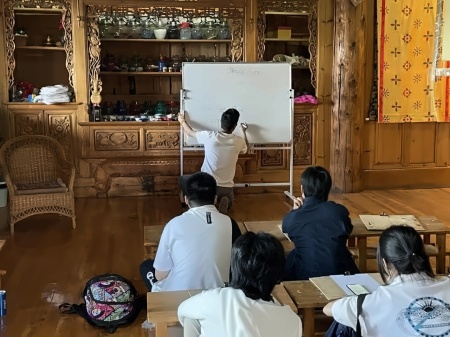 美华学校云南香格里拉支教活动.jpg