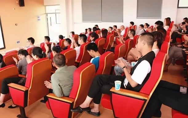 认真聆听的家长.jpg