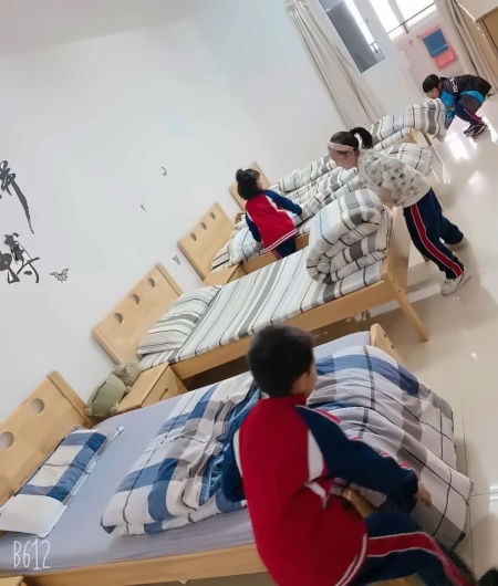国内小学生内务大比武.jpg