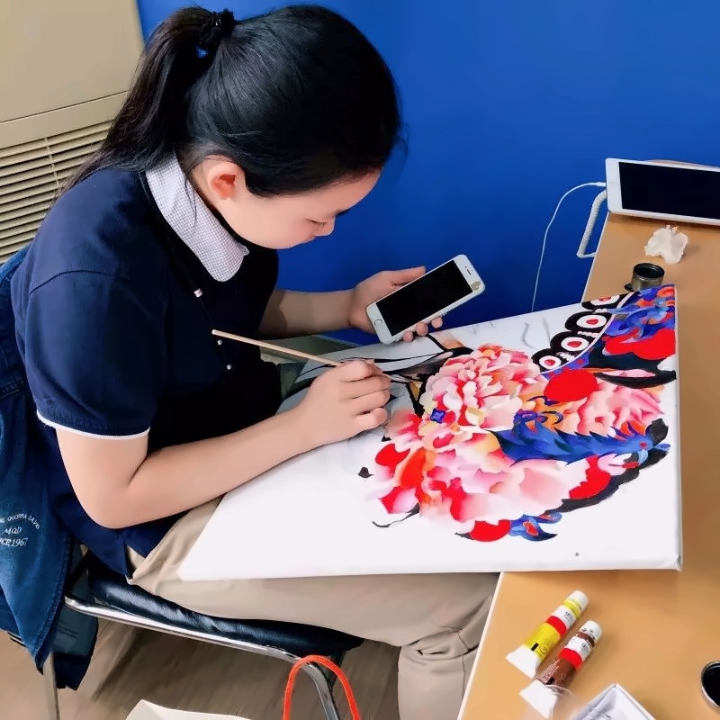 新虹桥中学学生认真绘画中.jpg