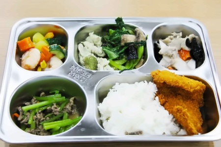 南京金地未来学校食堂午餐.jpg