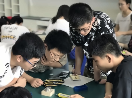 泰州中学国际部物理实验课.jpg