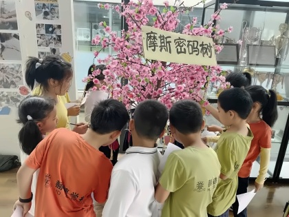G3孩子互相解读彼此的摩斯密码.jpg