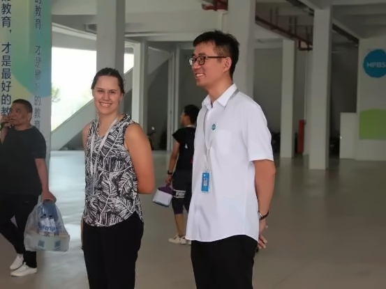 教师迎接学生.jpg
