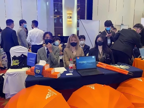 美华学校高同学参加竞赛时的合照