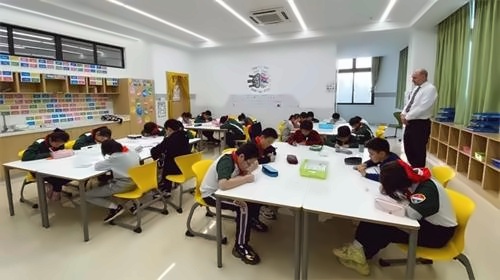南京金地未来学校学生上课