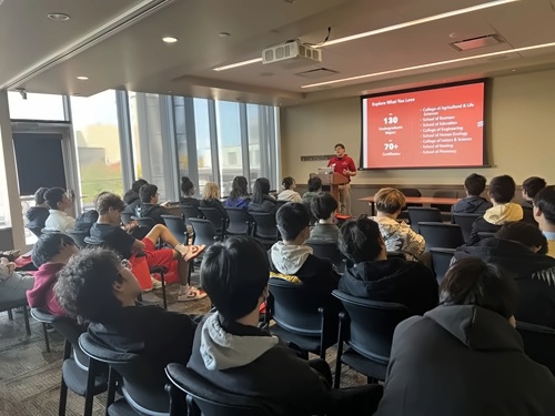 同学们参加威斯康辛大学麦迪逊分校的介绍会