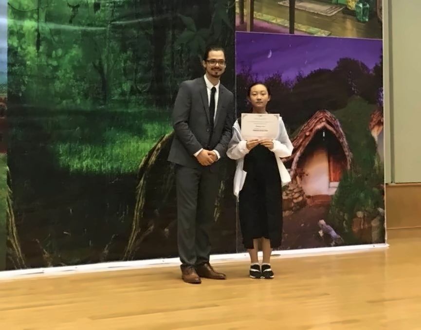Micah为每位营员颁发结业证书.jpg