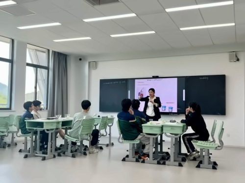 湖州帕丁顿双语学校学生上课