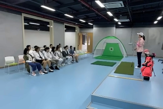 高尔夫教练在室内课堂进行理论讲解.jpg
