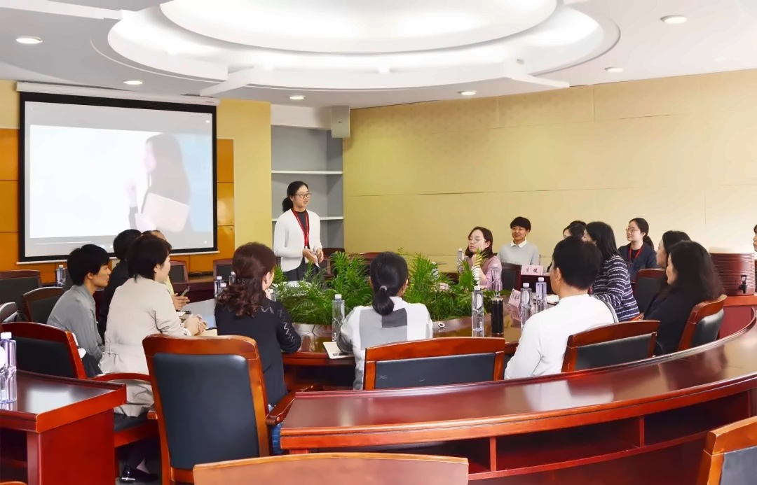 座谈会.jpg