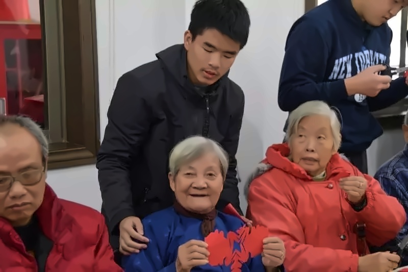 美国诺科学校上海分校慈善社团云集养老院献爱心活动.jpg