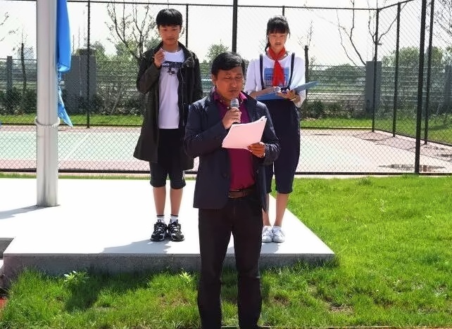 李志强先生宣布本届趣味运动会获奖名单.jpg