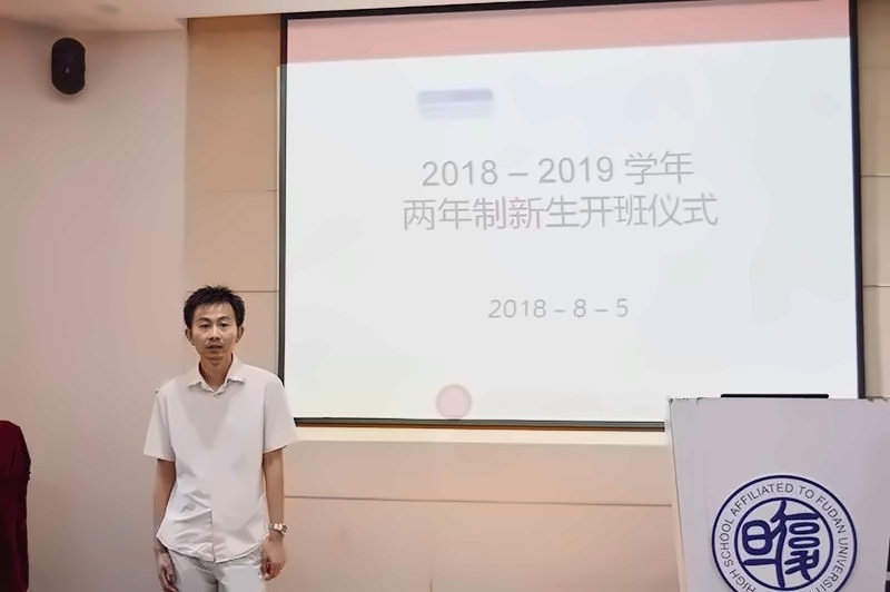 施毅副校长.jpg