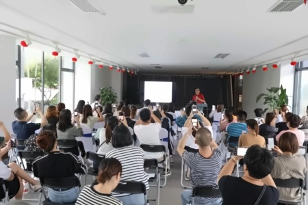 台下的家长积极拍照、记录.jpg