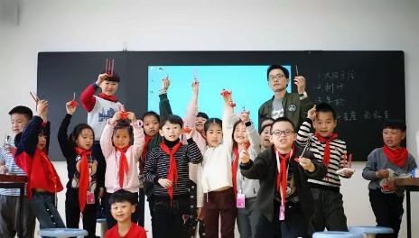 湖州帕丁顿双语学校STEAM课堂师生合影.jpg