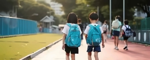北京德闳学校学生的“三重身份”