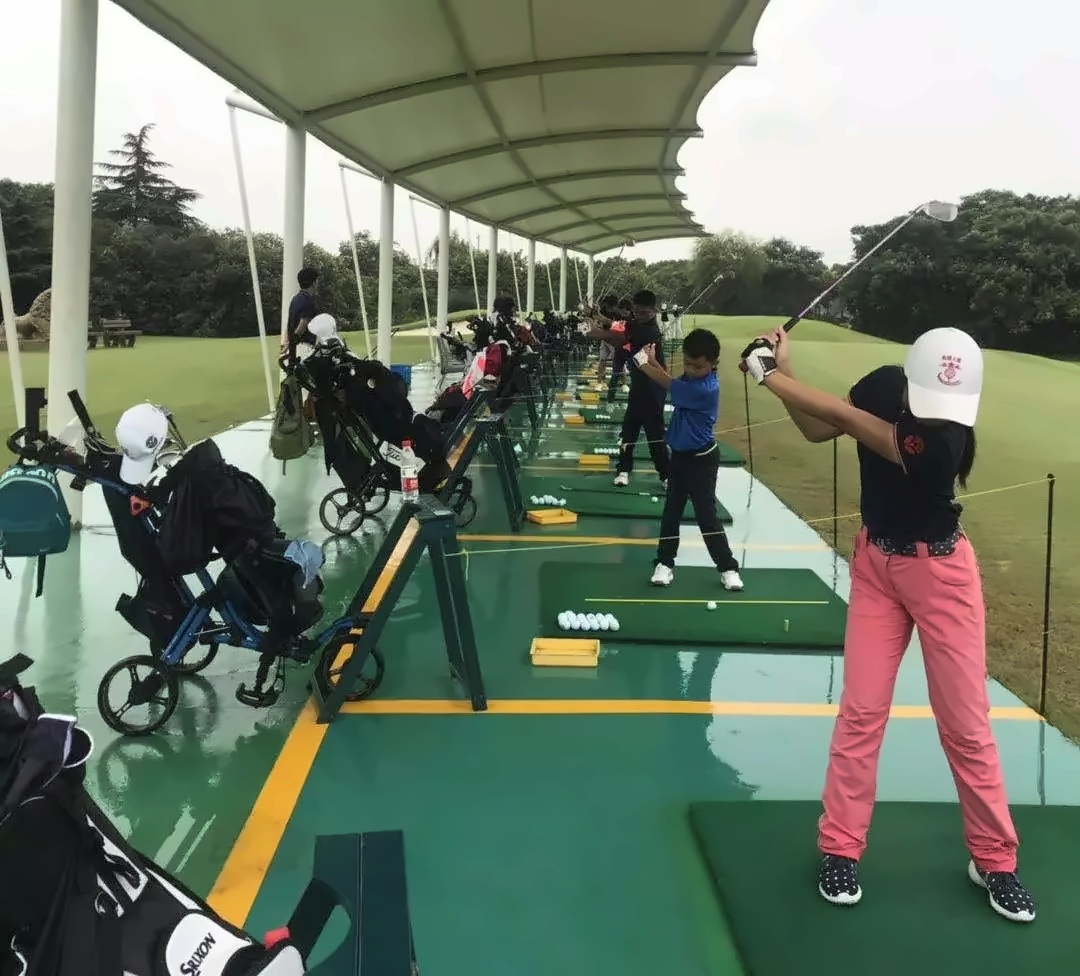 高尔夫俱乐部.jpg