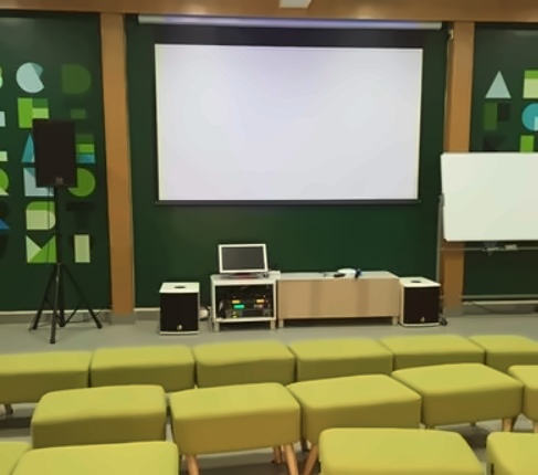 上海新虹桥中学国际部多媒体教室.jpg