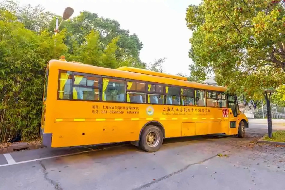 上海启能东方外国语学校校车.jpg