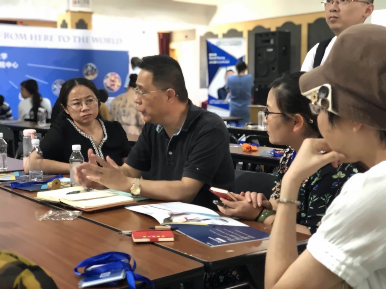 家长和校长互动交流.jpg