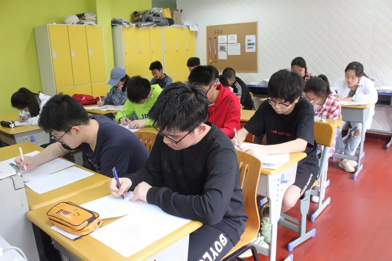 学生参加现场笔试.jpg