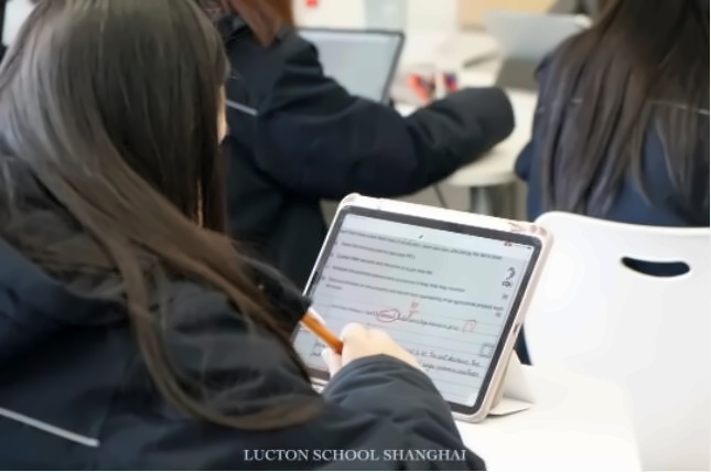 上海莱克顿学校经济课.jpg