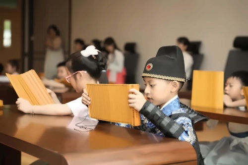 湖州帕丁顿小学部汉服节活动.jpg