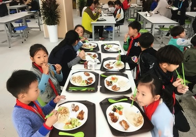 湖州帕丁顿双语学校孩子们的校园生活：午餐