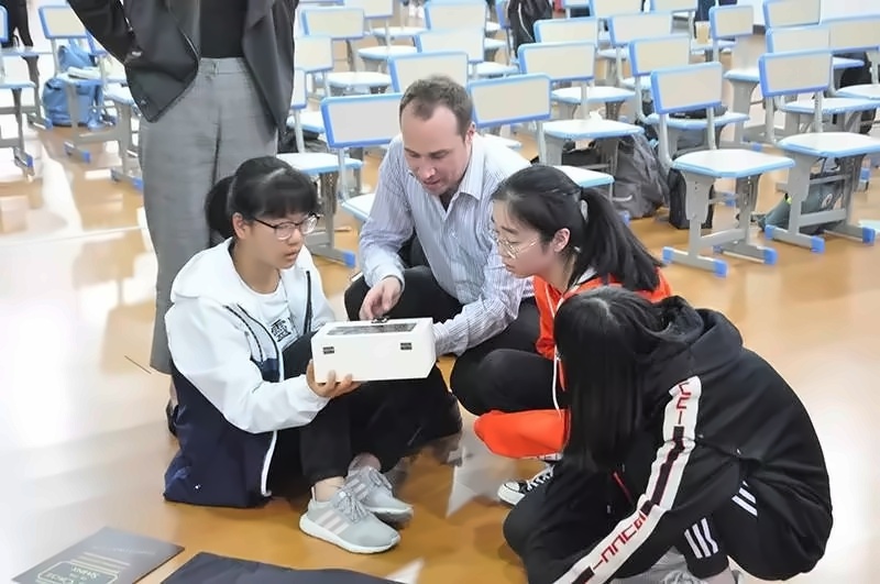 Paul Elliott博士指导学生解谜.jpg