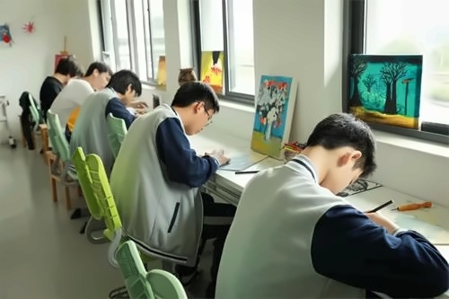 湖州帕丁顿双语学校学生上课