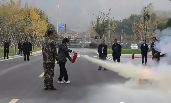 同学们都纷纷亲自动手.jpg