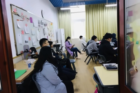 跟着孩子早起听课的家长们.jpg
