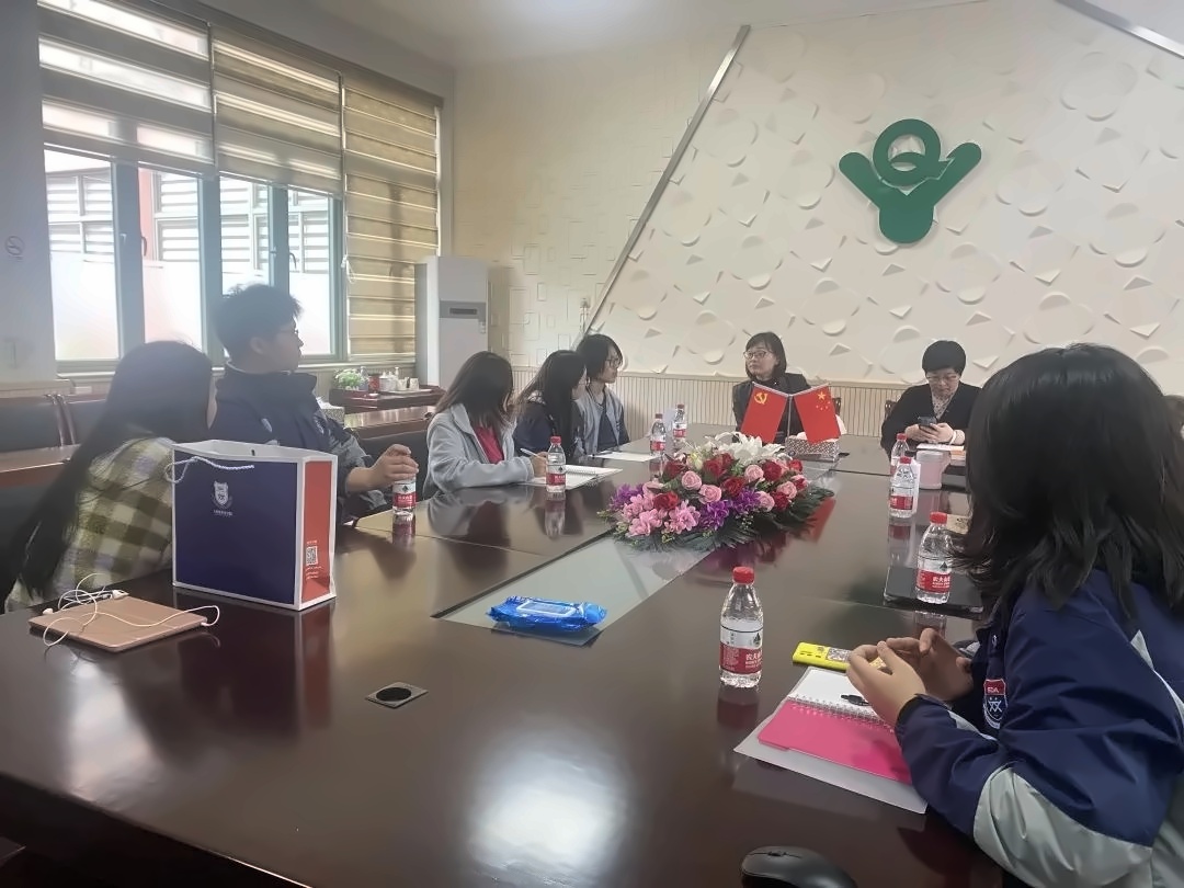 与启音学校老师互动交谈.jpg
