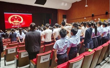 在“中国身份”主题集会上，赫贤初中部全体师生向国旗敬礼，以“中国身份”为傲.jpg