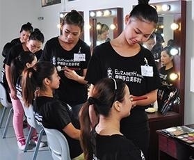 学生在实操