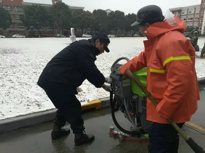 暖心除雪：領(lǐng)科國際高中后勤保障