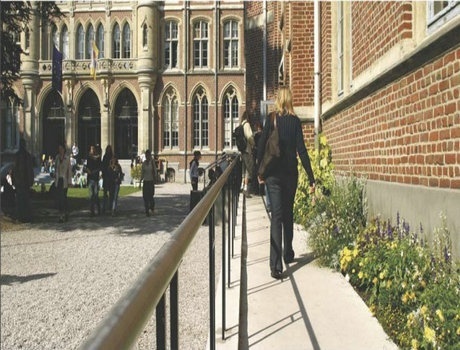 里尔天主教大学