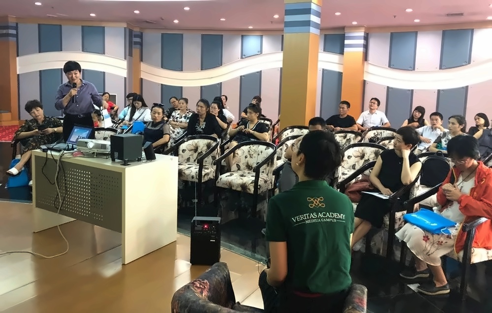 家长们在踊跃提问.jpg