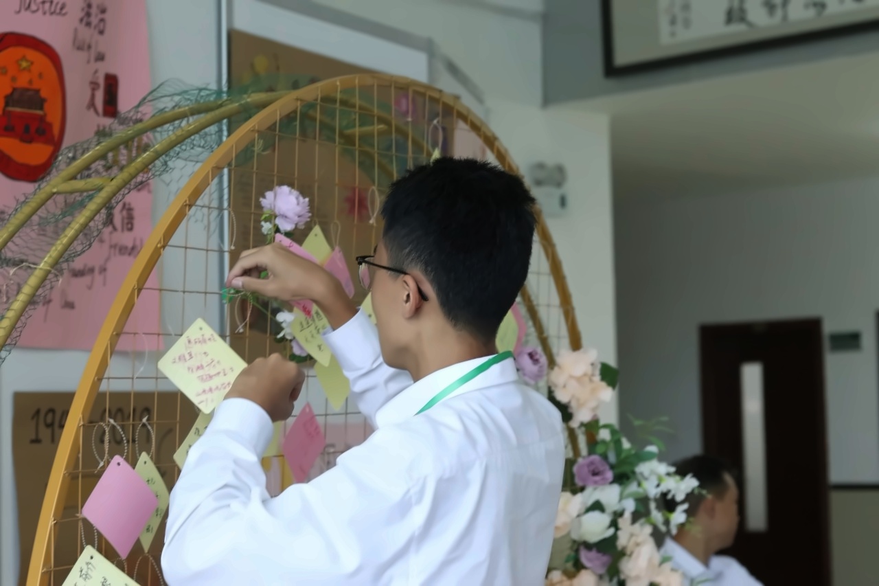 志愿者帮助返校同学夹好心愿卡.jpg