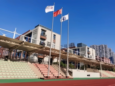 国旗在JCGS校园高高飘扬.webp.jpg