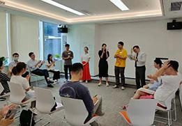 学员上台演讲